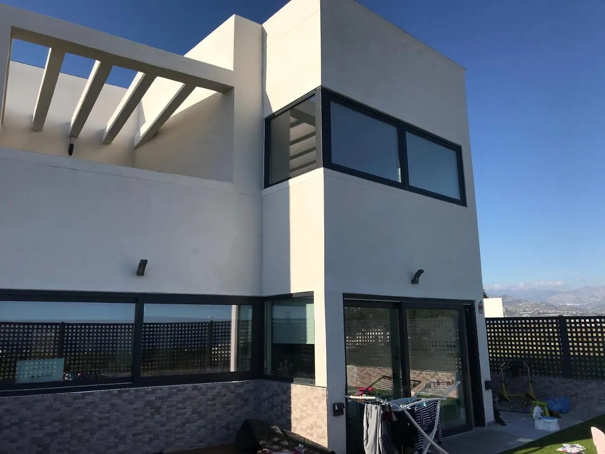 villa moderna con piscina privada, jardín y vista al Mar Torre Del Mar España